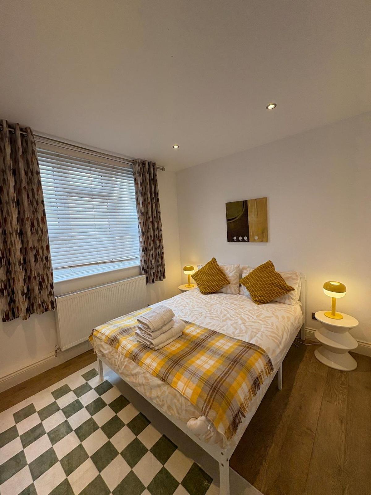 Spacious 3-bedroom Flat In Prime Location Apartment