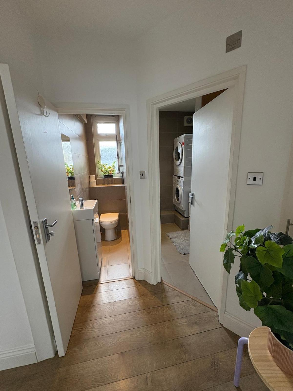 Spacious 3-bedroom Flat In Prime Location Apartment *